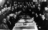 Firma del Tratado de Brest-Litovsk que sacó a Ruisa de la guerra en marzo de 1918. Ampliar imagen
