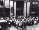 Ahorradores tratan de retirar sus fondos del Banco Passaic en N. Jersey. 1929. Ampliar imagen
