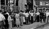 Clientes ante las puertas de un banco tratando de recuperar sus ahorros. USA. 1929. Amplisr imagen