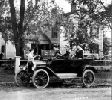 Automóvil Ford T,  el primer coche fabricado en cadena,  que tuvo una inmensa aceptación por su buen precio y fiabilidad. Ampliar imagen