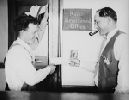 Un granjero recibe el cheque d la AAA. 1936. Ampliar imagen