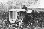 USA. Faena agrícola con tractor. 1928. Ampliar imagen