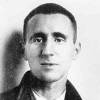 Bertolt Brecht. Poeta y dramaturgo alemán. Hubo de exiliarse en 1933. Sus obras fueron quemadas y prohibidas por el régimen nazi. Ampliar imagen