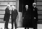 George, Orlando, Clemenceau y Wilson reunidos en París con motivo de la organización de la paz que impuso a Alemania onerosas condiciones. Ampliar imagen