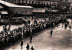 Cola de parados ante una oficina de empleo de Hannover. 1930. Ampliar imagen