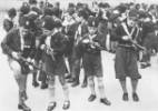 Niños con atuendo militar practicando con armas. Ampliar imagen