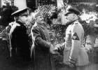Franco y su ministro de Asuntos Exteriores, Serrano Suñer, saludando a Benito Mussolini. Ampliar imagen