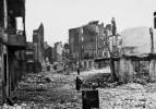 La ciudad vasca de Gernika tras el bombardeo aéreo alemán llevado a cabo por la Legión Cóndor el 27 de abril de 1937. Ampliar imagen