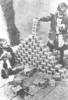 Niños alemanes jugando con fajos de billetes durante la hiperinflación. 1923. Ampliar imagen