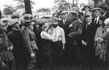 Corte de humillante  barba a un judío polaco, ante la mofa de los presentes: soldados alemanes y paisanos. Ampliar imagen