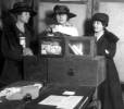 Mujeres ejerciendo su derecho al voto en N. York. Ampliar imagen