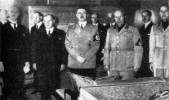 Chamberlain (RU), Daladier (Francia), Hitler (Alemania) y Mussolini (Italia), tras la firma del Pacto de Munich (1938). Ampliar imagen