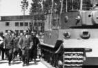Albert Speer y Ferdinand Posrche visitan una fábrica de carros de combate Tiger. Ampliar imagen