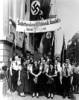 Población germanófila de la región checoslovaca de los Sudetes, portando símbolos nazis, tras la anexión de su territorio a Alemania en 1938. Ampliar imagen
