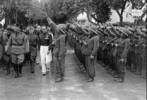 Mussolini pasa revista a tropas italianas en Etiopía. Ampliar imagen