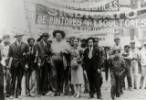 México. Celebración del 1 de Mayo en 1929. Bajo la pancarta del Sindicato de Pintores y Escultores aparecen el pintor Diego Rivera y su mujer, la también pintora Frida Khalo. Ampliar imagen